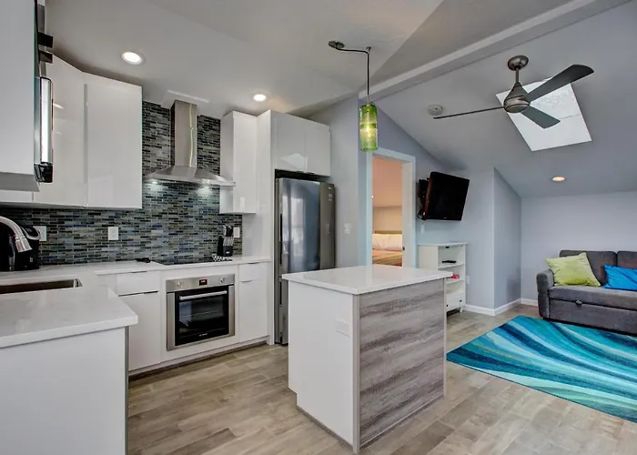The Lilly Pad Brand New In Hyde Park! Pet Friendly, Fully Fenced Yard, Walking Distance To Hyde Park Shops, And Dining And Camel\'S Back Park