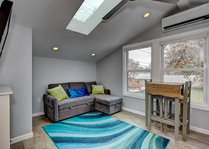 The Lilly Pad Brand New In Hyde Park! Pet Friendly, Fully Fenced Yard, Walking Distance To Hyde Park Shops, And Dining And Camel\'S Back Park