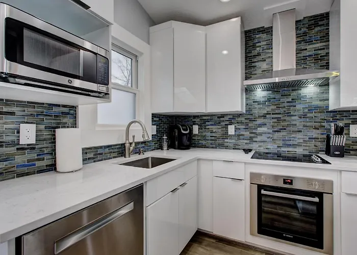 The Lilly Pad Brand New In Hyde Park! Pet Friendly, Fully Fenced Yard, Walking Distance To Hyde Park Shops, And Dining And Camel\'S Back Park